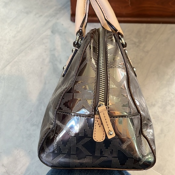 Michael Kors  Metallic silver satchel  Beige leather trim  exterior back pocket - Picture 7 of 16